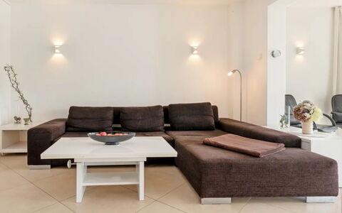 Am Seeufer: Möbel, Couch, Interior Design, Flooring, Holz, Wohnzimmer, Fussboden, Zuhause, Tabelle, Holzboden