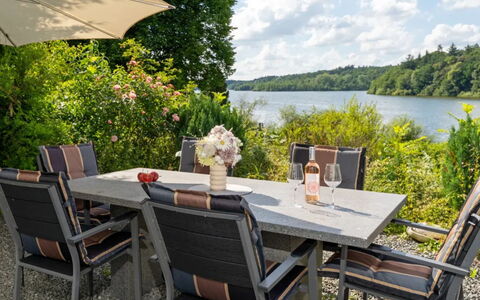 Am Seeufer: Möbel, Gartenmöbel, Tisch Im Freien, Stuhl, Küche & Esszimmer Tisch, Garten, Terrasse, Landscaping, Zimmerpflanze, Armlehne