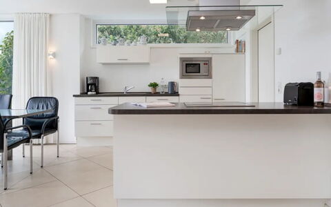 Am Seeufer: Interior Design, Möbel, Flooring, Countertop, Küche, Fussboden, Decke, Cabinetry, Light Fixture, Beleuchtung