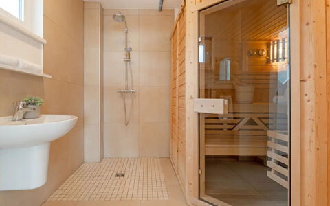 Am Seeufer: Flooring, Interior Design, Fussboden, Holz, Decke, Armatur, Zimmer, Badezimmer, Installation, Holzbeize