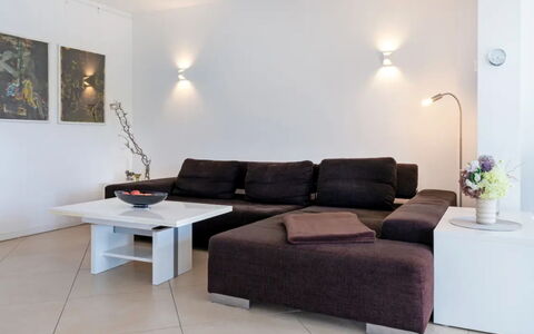 Am Seeufer: Möbel, Interior Design, Couch, Wand, Flooring, Wohnzimmer, Decke, Fussboden, Holz, Zimmer