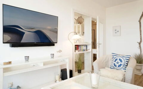 Meeresblick Ankerplatz 84: Elektronisches Gerät, Möbel, Fernsehen, Interior Design, Fernsehgerät, Wohnzimmer, Couch, Zimmer