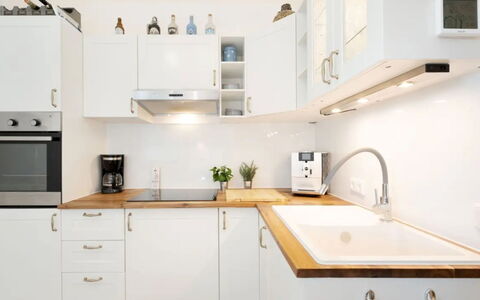Meeresblick Ankerplatz 84: Küche, Countertop, Cabinetry, Küchengerät, Holz, Armatur, Möbel, Flooring, Major Appliance, Interior Design