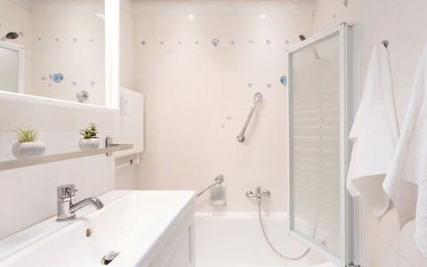Meeresblick Ankerplatz 84: Badezimmer, Armatur, Badewanne, Interior Design, Flooring, Wand, Fussboden, Zapfhahn, Sinken, Installation