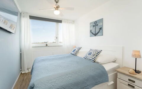 Meeresblick Ankerplatz 84: Bett, Schlafzimmer, Möbel, Bettdecke, Bedding, Interior Design, Holz, Decke, Linens, Fussboden