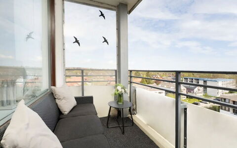 Meeresblick Ankerplatz 84: Wohnung, Interior Design, Fussboden, Flooring, Möbel, Decke, Balkon, Zimmer, Glas, Eigentumswohnung
