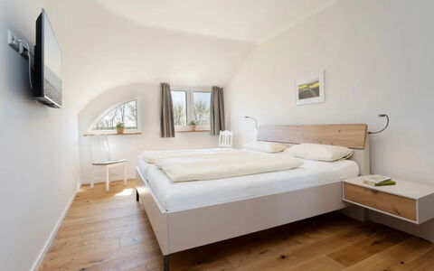 Reiterhof Rickert Glücksklee: Bett, Interior Design, Schlafzimmer, Flooring, Fussboden, Möbel, Holz, Decke, Bedding, Bettdecke