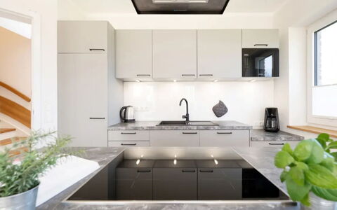 Reiterhof Rickert Glücksklee: Küche, Countertop, Küchengerät, Interior Design, Cabinetry, Möbel, Flooring, Holz, Decke, Light Fixture