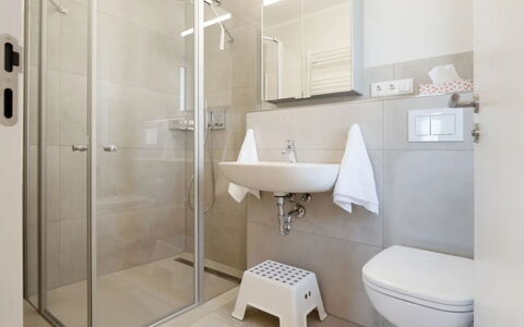 Reiterhof Rickert Glücksklee: Flooring, Interior Design, Fussboden, Badezimmer, Armatur, Toilette, Zimmer, Decke, Sinken, Installation