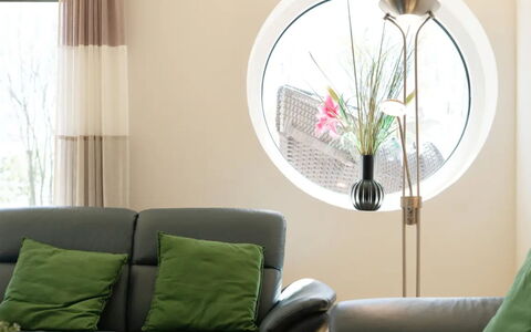 Reiterhof Rickert Glücksklee: Interior Design, Möbel, Beleuchtung, Zuhause, Wohnzimmer, Zimmer, Komfort, Decke, Couch, Zimmerpflanze