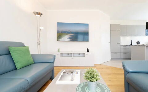 Reiterhof Rickert Glücksklee: Möbel, Interior Design, Couch, Flooring, Fussboden, Wohnzimmer, Decke, Zimmer, Tabelle