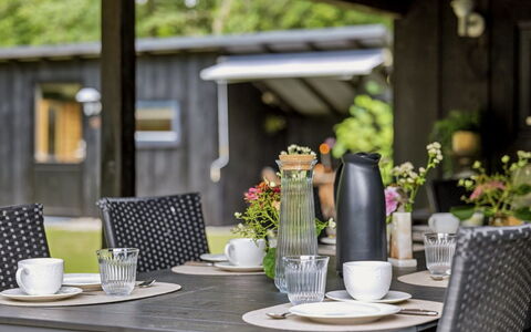 Gesine - 20Km to the Fjord: Möbel, Gartenmöbel, Tabelle, Tisch Im Freien, Stuhl, Blumentopf, Geschirr, Küche & Esszimmer Tisch, Garten, Terrasse