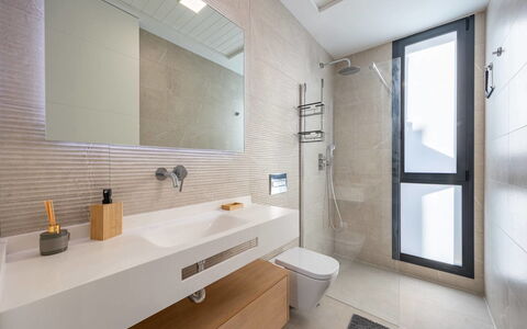 Villa Esencia: Badezimmer, Interior Design, Armatur, Bad Sink, Flooring, Wand, Spiegel, Badezimmerschrank, Sinken, Fussboden