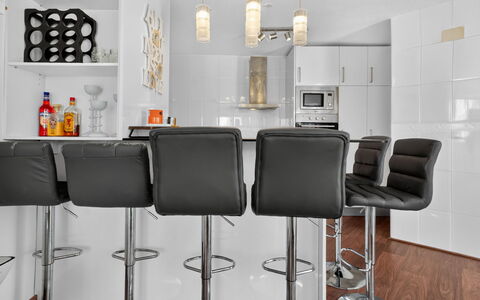 Titanic: Möbel, Interior Design, Barhocker, Küche, Flooring, Stuhl, Countertop, Zuhause, Beleuchtung, Cabinetry