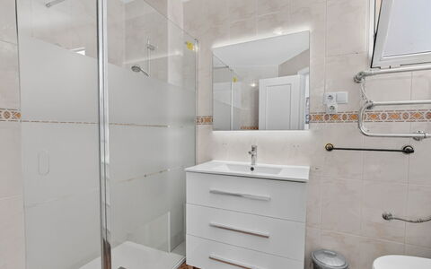 Titanic: Armatur, Flooring, Badezimmer, Fussboden, Interior Design, Installation, Fliese, Sinken, Spiegel, Bad Sink