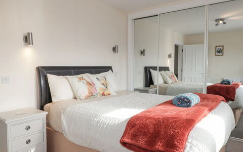 Ballinreich: Bett, Möbel, Bedding, Interior Design, Schlafzimmer, Bettdecke, Zimmer, Flooring, Linens, Decke