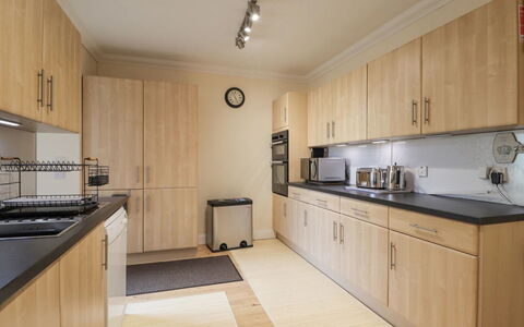 Ballinreich: Küche, Küchengerät, Möbel, Cabinetry, Countertop, Interior Design, Major Appliance, Flooring, Holz, Fussboden