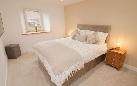 The Cottage: Bett, Schlafzimmer, Möbel, Interior Design, Flooring, Holz, Fussboden, Bedding, Bettdecke, Linens