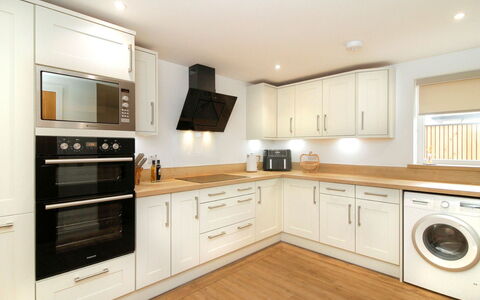 The Cottage: Flooring, Interior Design, Küche, Countertop, Holz, Cabinetry, Fussboden, Decke, Major Appliance, Möbel