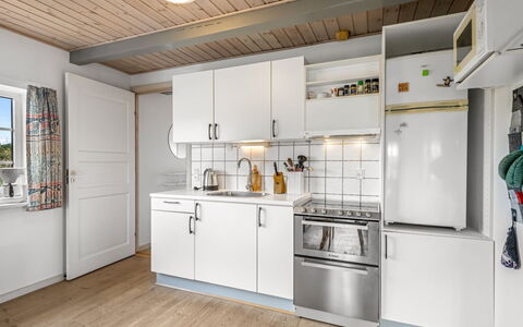 Hellevi - 500M to the Fjord: Küche, Küchengerät, Countertop, Major Appliance, Flooring, Interior Design, Cabinetry, Holz, Fussboden, Möbel