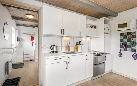 Hellevi - 500M to the Fjord: Küche, Major Appliance, Holz, Küchengerät, Countertop, Flooring, Decke, Interior Design, Möbel, Fussboden