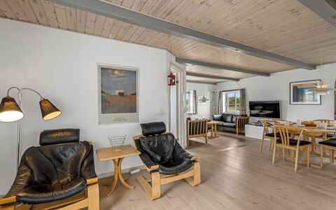 Hellevi - 500M to the Fjord: Holz, Möbel, Interior Design, Decke, Flooring, Fussboden, Holzboden, Zimmer, Stuhl, Wohnzimmer