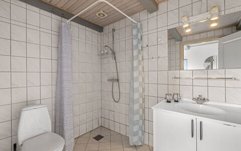 Hellevi - 500M to the Fjord: Flooring, Armatur, Fussboden, Interior Design, Badezimmer, Sinken, Decke, Installation, Bad Sink, Zimmer