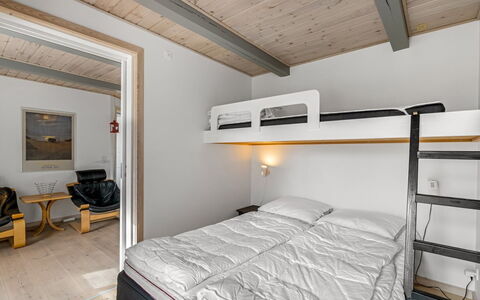 Hellevi - 500M to the Fjord: Holz, Decke, Schlafzimmer, Interior Design, Bett, Fussboden, Möbel, Bettrahmen, Zimmer, Bettdecke