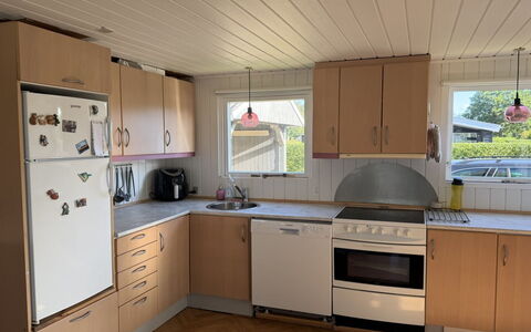 Rəzvan - from the Sea: Küche, Küchengerät, Countertop, Flooring, Holz, Möbel, Interior Design, Cabinetry, Major Appliance, Fussboden