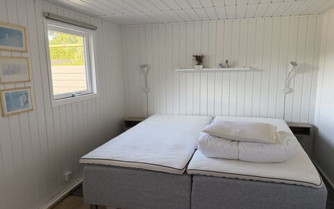 Rəzvan - from the Sea: Fussboden, Schlafzimmer, Bett, Bedding, Bettrahmen, Bettdecke, Linens, Matratze, Kissen, Hartholz