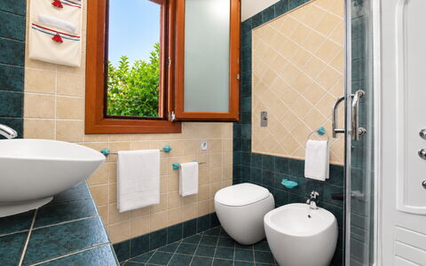 Villa Cristiana: Armatur, Badezimmer, Flooring, Interior Design, Toilette, Sinken, Fussboden, Zapfhahn, Bad Sink, Toilleten Sitz