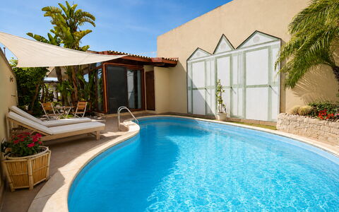 Villa Cristiana: Schwimmbad, Möbel, Gartenmöbel, Resort, Freizeit, Eco Hotel, Verbundwerkstoff, Schatten, Regenschirm, Blumentopf