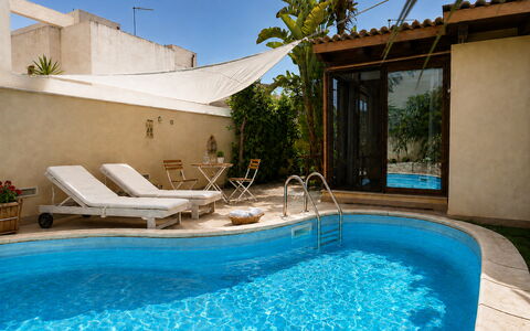Villa Cristiana: Schwimmbad, Möbel, Gartenmöbel, Resort, Sonnenliege, Freizeit, Eco Hotel, Schatten, Stuhl, Hotel