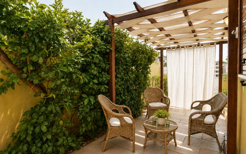 Villa Cristiana: Holz, Möbel, Gartenmöbel, Schatten, Garten, Hinterhof, Stuhl, Holzbeize, Tisch Im Freien, Outdoor Struktur