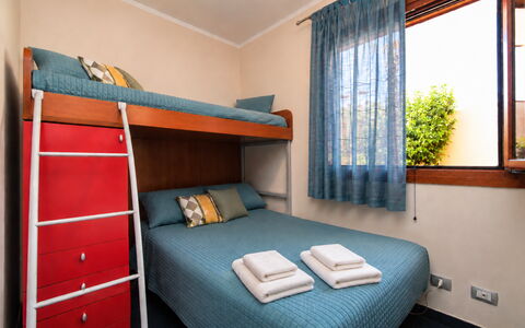 Villa Cristiana: Schlafzimmer, Bett, Holz, Bettdecke, Möbel, Bedding, Interior Design, Fussboden, Bettrahmen, Zimmer