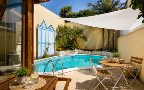 Villa Cristiana: Möbel, Schwimmbad, Gartenmöbel, Resort, Stuhl, Eco Hotel, Schatten, Blumentopf, Regenschirm, Zimmerpflanze