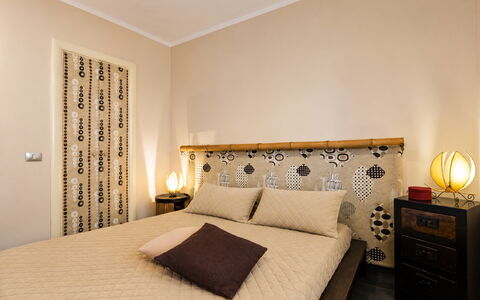 Villa Cristiana: Bett, Interior Design, Möbel, Bedding, Schlafzimmer, Bettdecke, Wand, Holz, Linens, Fussboden