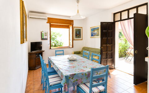 Casa Bianca, Budoni: Möbel, Interior Design, Tabelle, Holz, Stuhl, Flooring, Decke, Küche & Esszimmer Tisch, Esszimmer, Fussboden