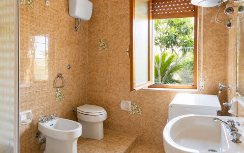 Casa Bianca, Budoni: Armatur, Toilleten Sitz, Badezimmer, Sinken, Bad Sink, Toilette, Flooring, Interior Design, Fussboden, Zapfhahn