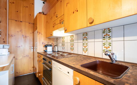 Casa Pleun: Holz, Küche, Flooring, Countertop, Fussboden, Interior Design, Sinken, Major Appliance, Cabinetry, Zapfhahn
