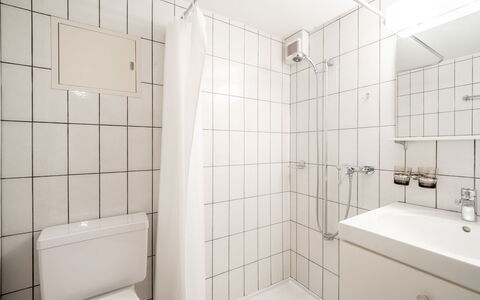 Casa Pleun: Flooring, Interior Design, Fussboden, Armatur, Decke, Zimmer, Badezimmer, Wohnung, Installation, Sinken