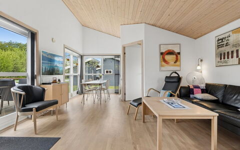 Sannie - 2.8Km from the Sea: Holz, Flooring, Interior Design, Decke, Holzboden, Fussboden, Möbel, Wohnzimmer, Zuhause, Zimmer