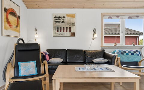 Sannie - 2.8Km from the Sea: Möbel, Interior Design, Flooring, Holz, Fussboden, Holzboden, Decke, Couch, Wohnzimmer, Zimmer