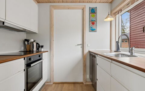 Sannie - 2.8Km from the Sea: Flooring, Holz, Interior Design, Countertop, Fussboden, Küche, Armatur, Major Appliance, Holzboden, Decke
