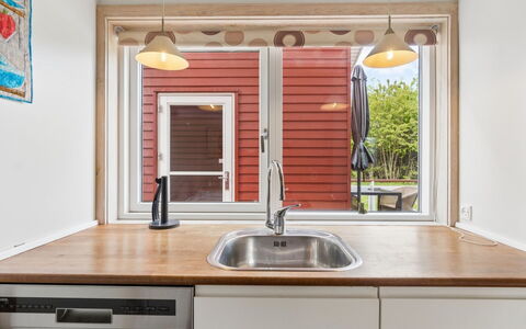 Sannie - 2.8Km from the Sea: Küche, Countertop, Interior Design, Holz, Spüle, Flooring, Armatur, Küchengerät, Möbel, Zuhause