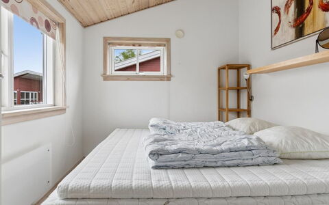 Sannie - 2.8Km from the Sea: Holz, Interior Design, Schlafzimmer, Möbel, Bett, Decke, Fussboden, Flooring, Zimmer, Bedding