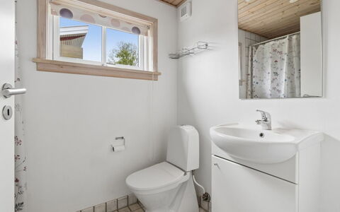 Sannie - 2.8Km from the Sea: Armatur, Wand, Holz, Sinken, Flooring, Fussboden, Badezimmer, Zapfhahn, Installation, Bad Sink