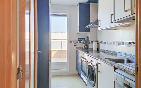 Marina Azul: Fussboden, Flooring, Wohnung, Major Appliance, Holzbeize, Holzboden, Hartholz, Küche, Küchengerät, Cabinetry