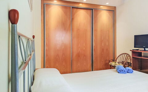 Marina Azul: Holz, Flooring, Interior Design, Möbel, Fussboden, Bett, Zimmer, Schlafzimmer, Tür, Bettdecke