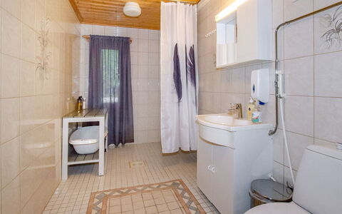 Kolin Kuningas: Armatur, Flooring, Fussboden, Badezimmer, Interior Design, Bad Sink, Sinken, Toilette, Holz, Toilleten Sitz